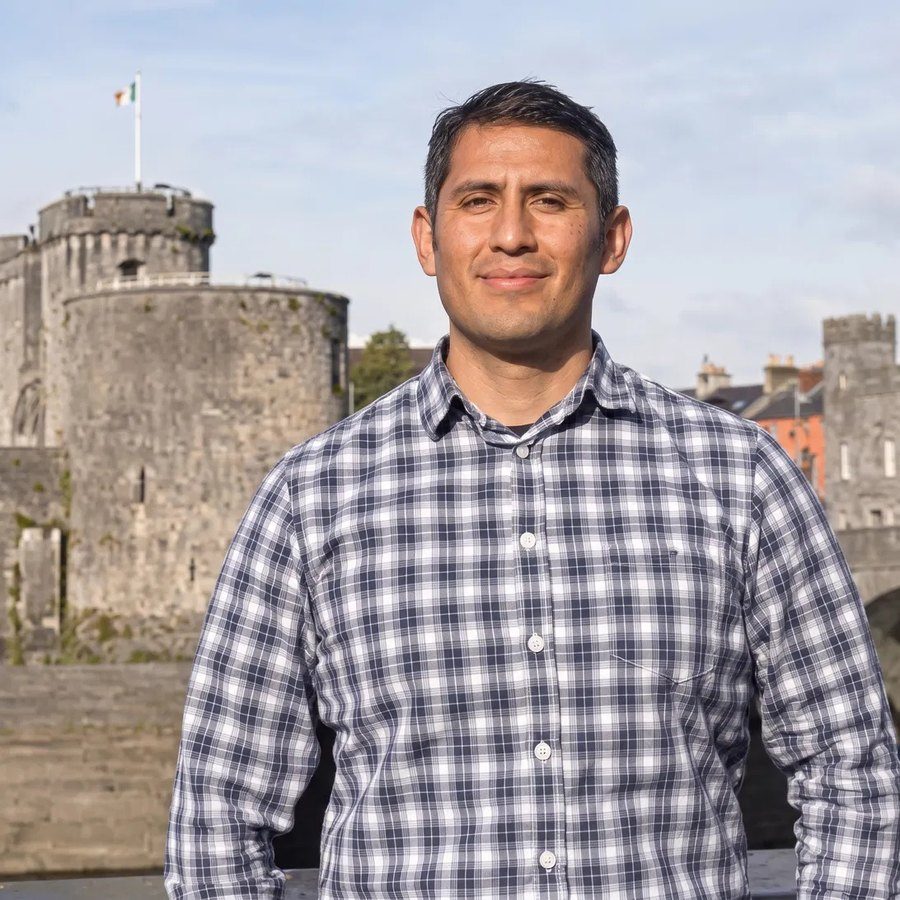 Héctor Popoca sonriendo, con camisa a cuadros